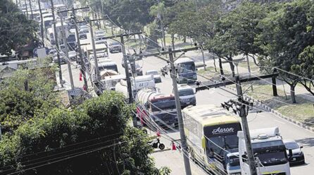 El diésel se hace esperar, hay filas en surtidores y menos micros por la ciudad
