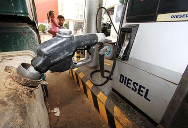 Transporte pesado cruceño denuncia falta diésel en las provincias