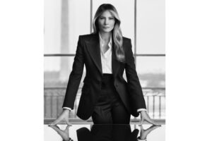 Melania Trump presenta su retrato oficial, obra de la fotógrafa belga Regine Mahaux