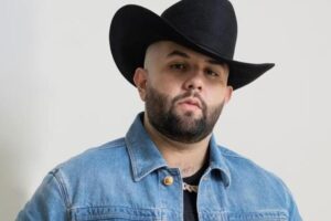 El cantante Carín León explotó en sus redes sociales y contestó a los que cuestionan su orientación sexual