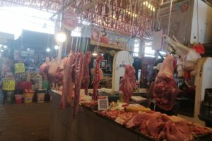 A días de Carnaval, el precio del tomate se dispara, mientras la carne baja; pero sigue elevada