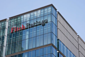 Economistas cruceños dicen que se debe reducir el déficit público ante la baja calificación otorgada por Fitch Ratings