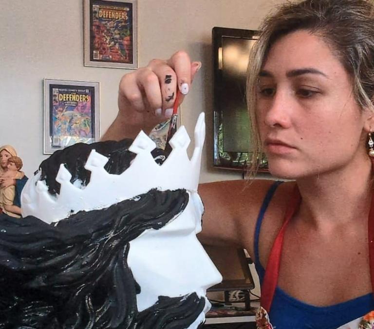 María Olivia Weise es la creadora de la escultura El Cruceño Rompiendo Cadenas