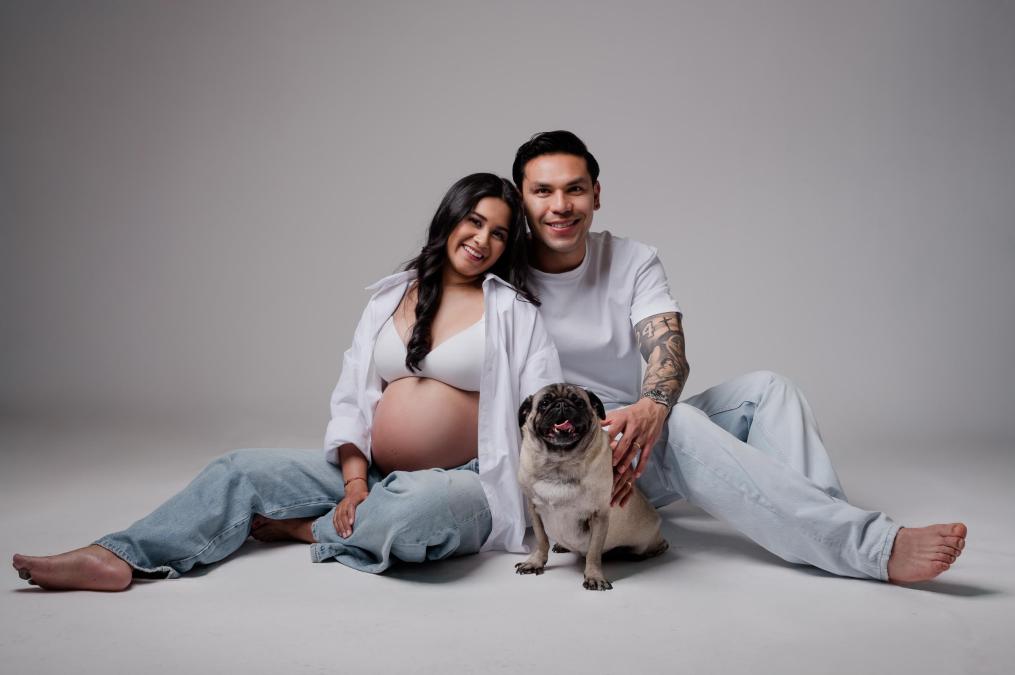 Laura Burgos y el futbolista Carmelo Algarañaz esperan a su primera hija