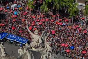 Brasil combate las altas temperaturas con música y brillo en su segundo día de Carnaval