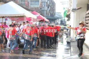 Domingo de Carnaval: las comparsas copan el centro citadino y la Policía resguardó los accesos