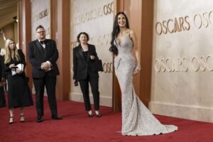 Los vestidos joya de Demi Moore y Selena Gómez los más admirados de los Oscar
