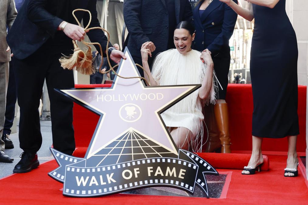 Gal Gadot recibe una estrella en Hollywood entre protestas pro Palestina e Israel