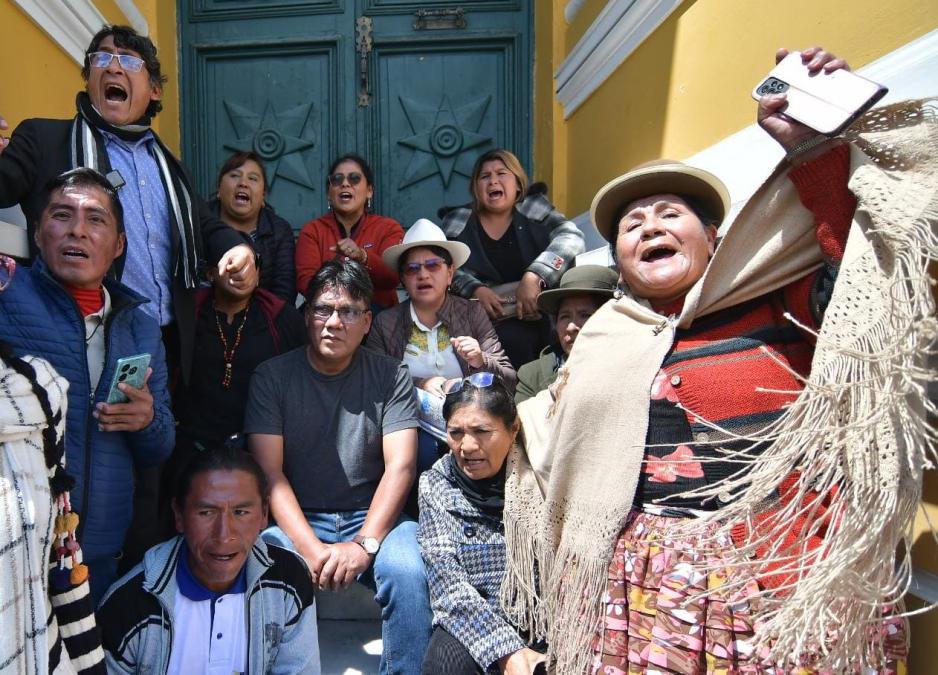 Diputado evista denuncia que tiene orden de captura y sale a la plaza Murillo para ser detenido