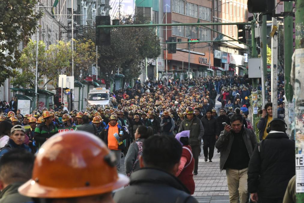Crisis económica: masiva protesta de mineros colapsa el centro paceño