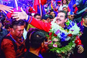 Manfred apunta a dos cruceños, pero aún no cierra su binomio