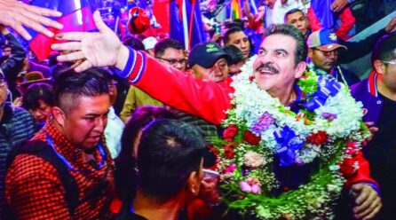 Manfred apunta a dos cruceños, pero aún no cierra su binomio