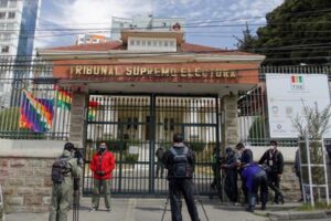 Elecciones 2025: Alianza Popular de Andrónico acude al TSE para presentar sus listas oficiales