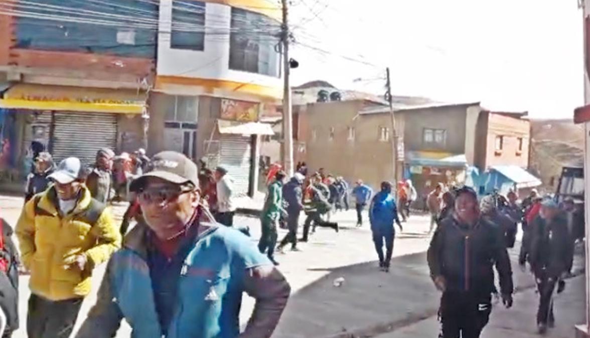 Policía: Hay dos heridos en Llallagua tras enfrentamiento entre bloqueadores y pobladores