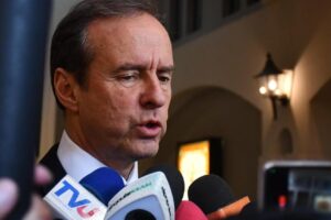 Tuto Quiroga condiciona su asistencia al encuentro convocado por Manfred Reyes Villa